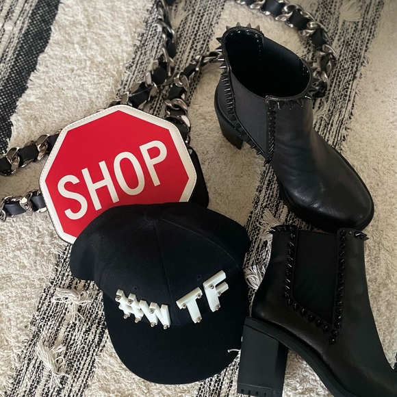 Round Statement Shop Purse - Picture 4 of 8